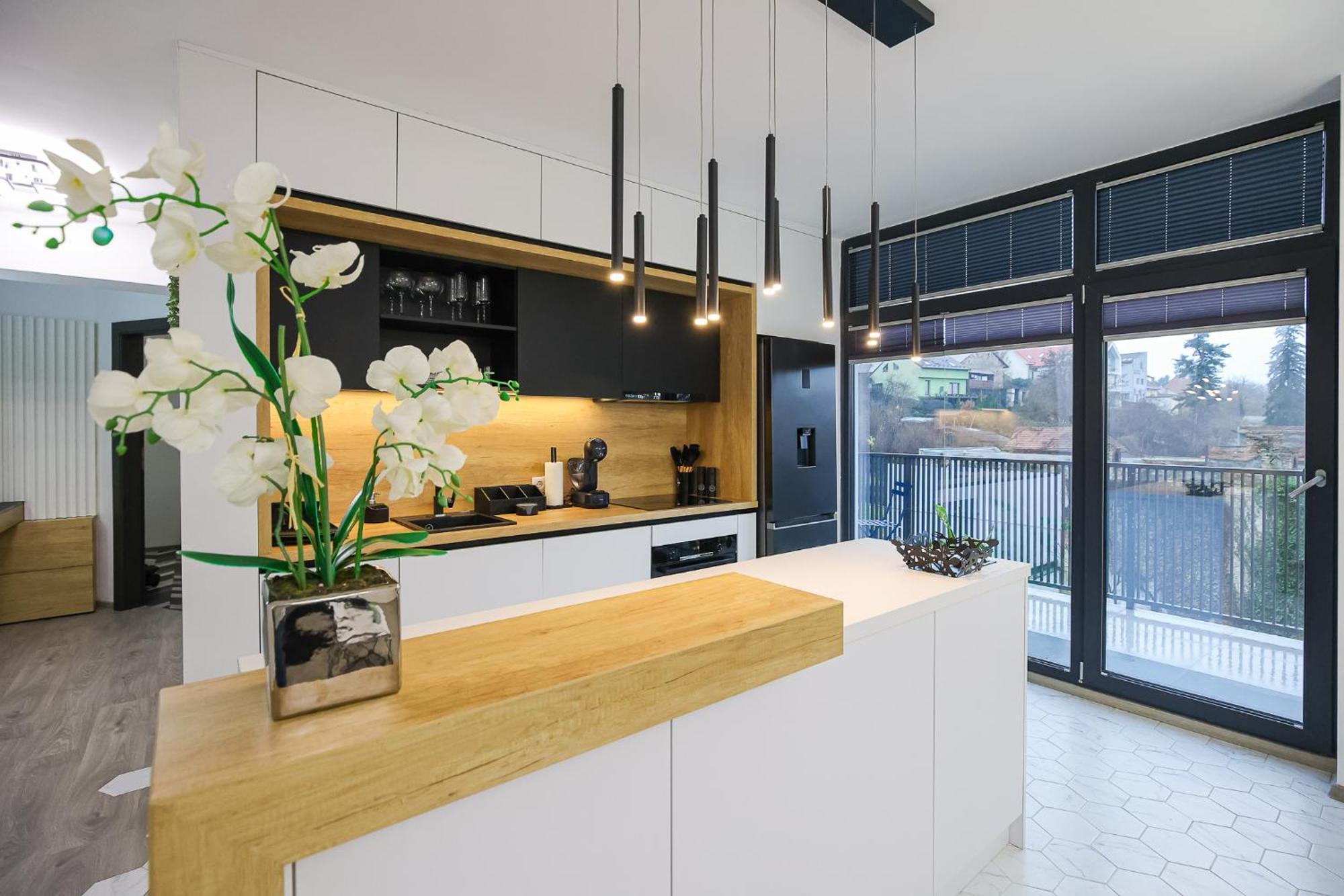 Luxury Landing 2 - Centrally Located With Private Parking