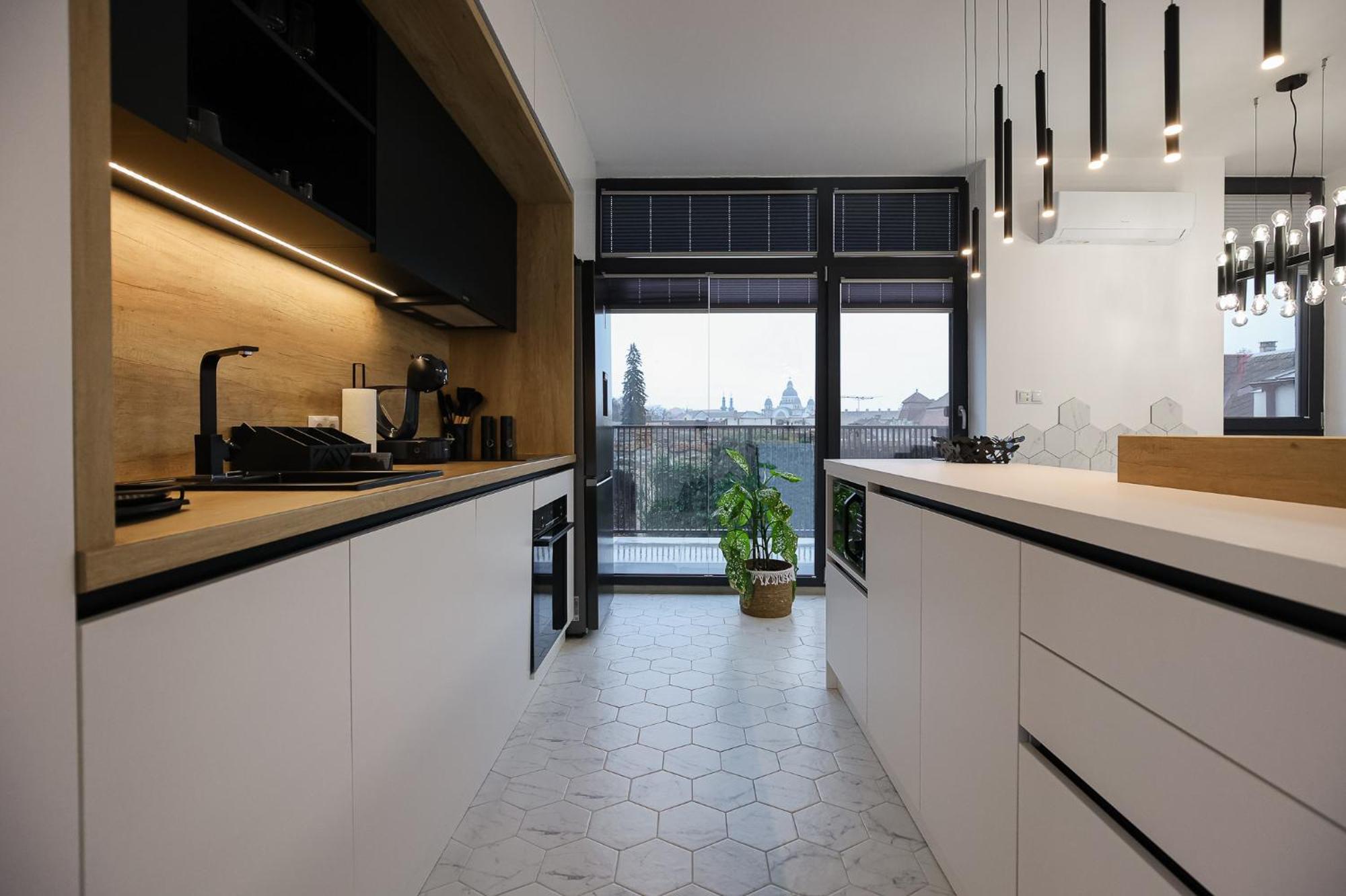 Luxury Landing 2 - Centrally Located With Private Parking *